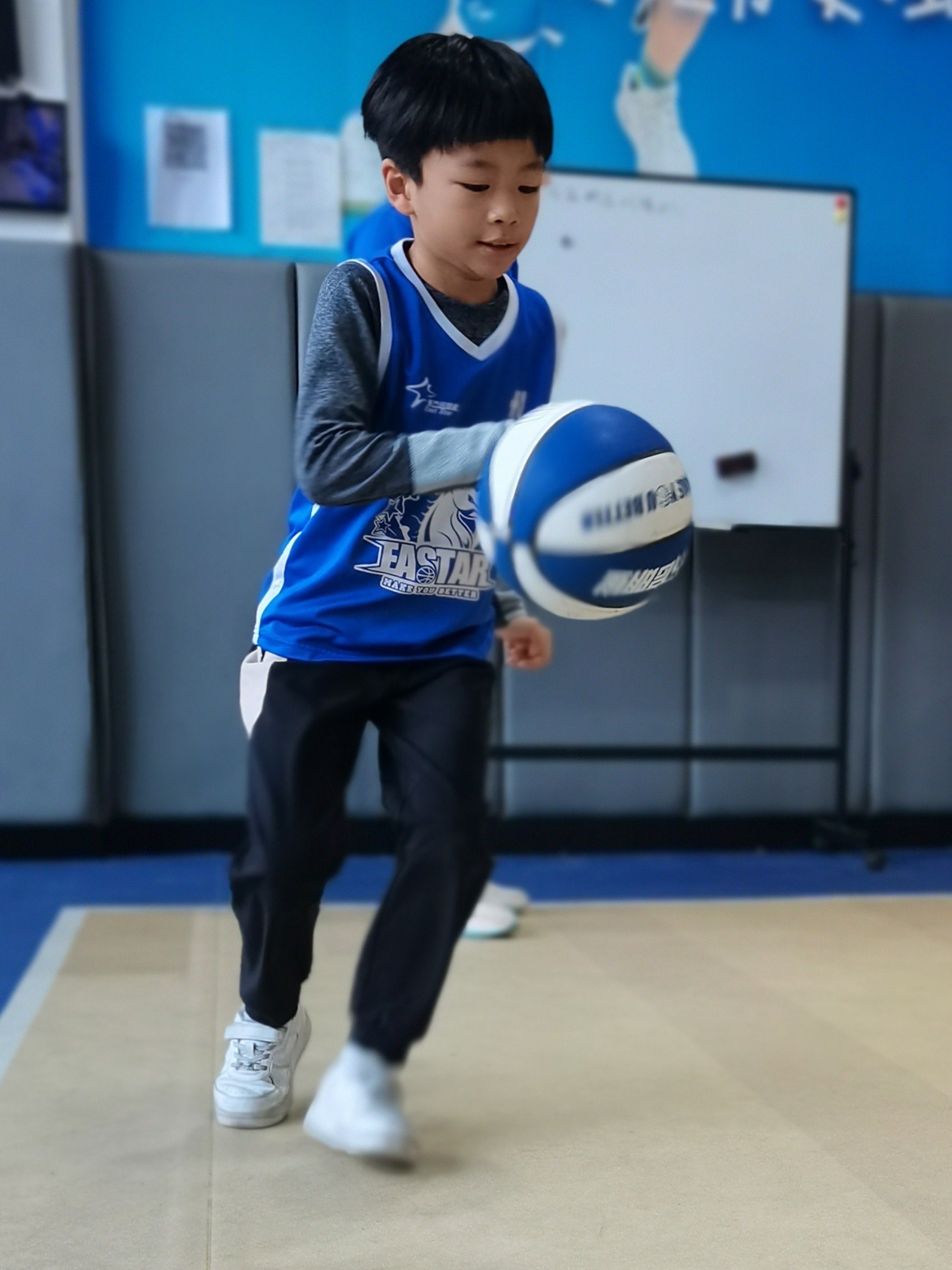 弯腰大师“篮球少年”热衷于打造青少年篮球特训营的简单介绍