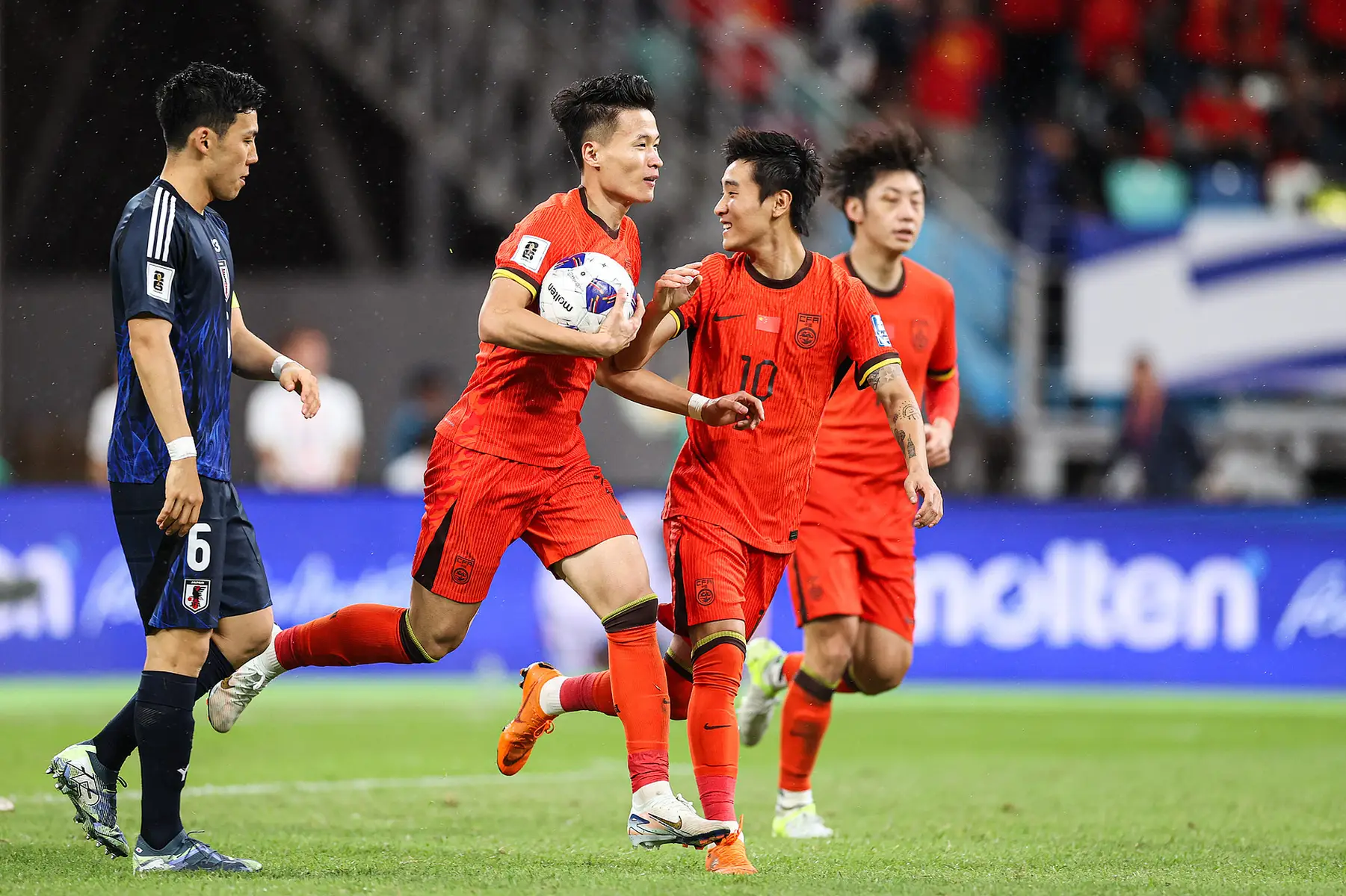 竞技场上的殊死较量，球队不畏强敌挑战