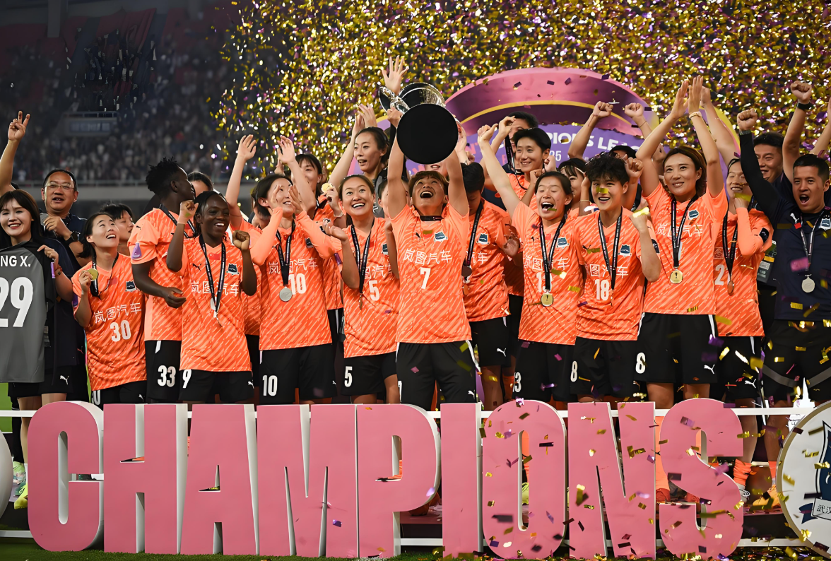 开云体育-热血对决！女足冠军与争霸者的激战