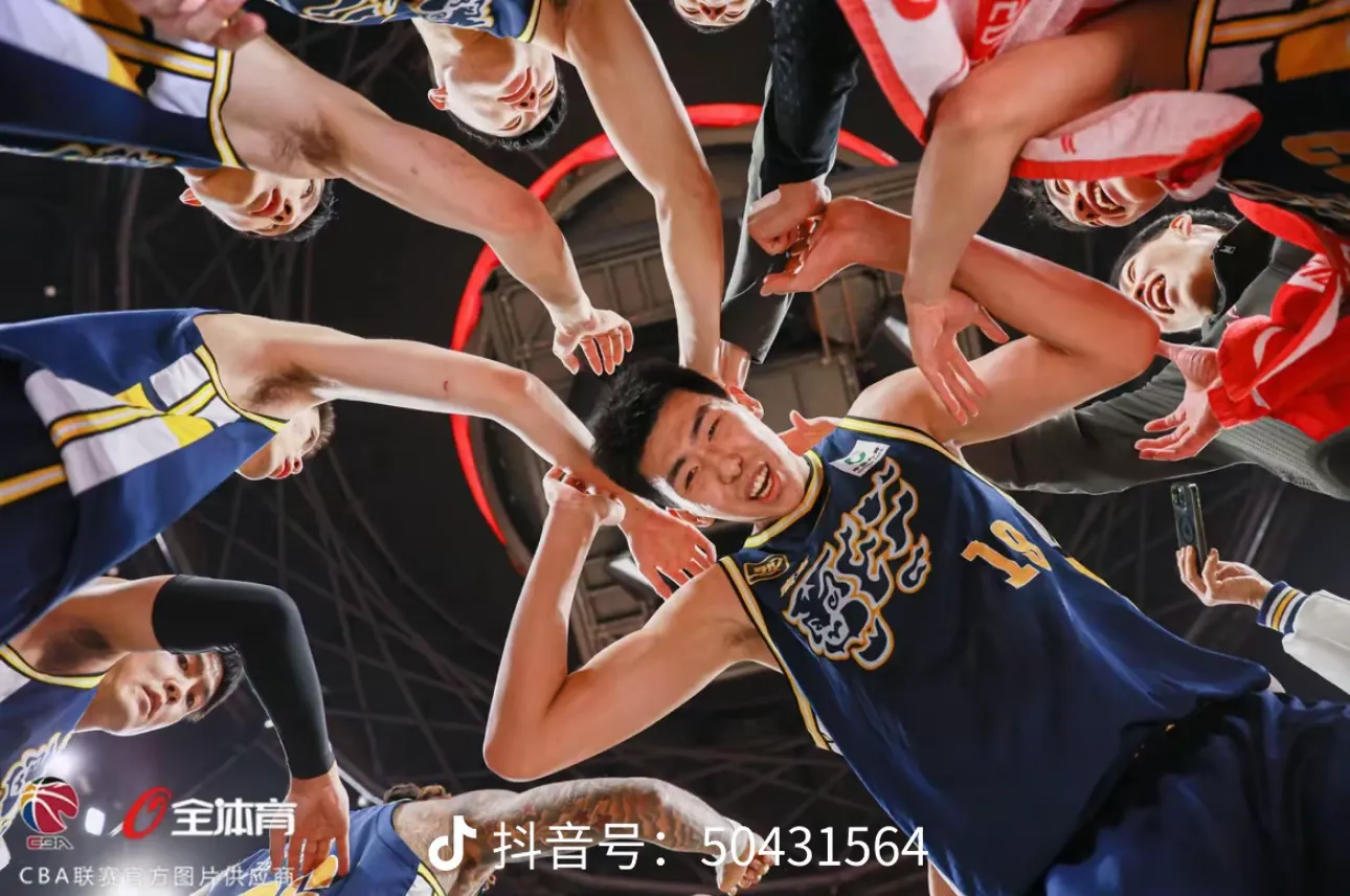 包含球员们在场上奋力拼搏，争取最终胜利的词条