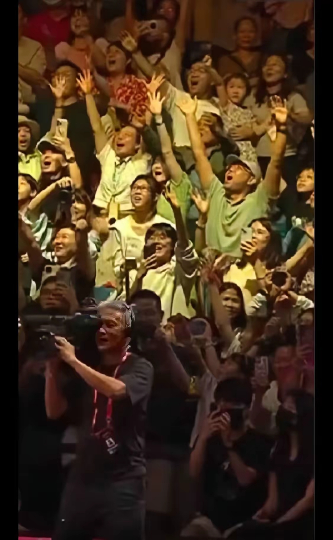 现场球迷狂热助威势不可挡,团结力量令人震撼 现场球迷狂热助威势不可挡,团结力量令人震撼