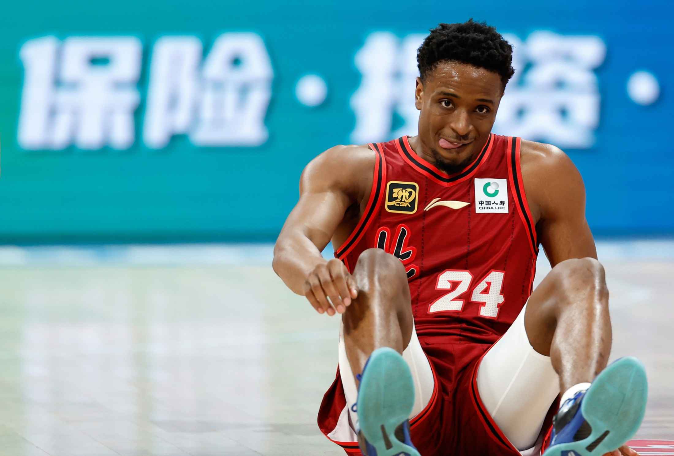 包含战绩不佳，球队考虑引进新球员提振士气的词条